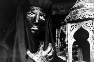 Je suis le masque qui a fait trembler d'effroi la France des années 60. Je suis le fantôme du Louvre, Belphégor ! Qui porte le masque inquiétant de Belphégor ?