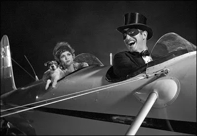 Je suis le masque dénommé "loup", celui porté généralement par les redresseurs de tort ! Je figure ici dans un film sur un acteur jouant un film. Quel acteur porte le loup ?