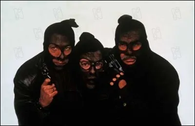 Je suis le masque des malfrats, généralement composé d'un collant foncé, percé de trous ou pas. C'est toute une famille qui me porte ici, avec le grand-père (Sean Connery), le fils et le petit-fils (Matthew Broderick), pour le "family business". Quel acteur est le père ainsi masqué ?