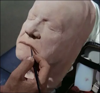 Je suis le masque de spécialistes du camouflage, qui m'utilisent pour infiltrer de nombreuses organisations. Je suis porté par Paris, Rollin ou Ethan. Quelle est l'identité de mon "boss" ?