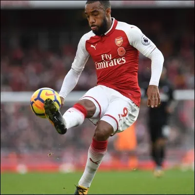 Dans quelle équipe joue Alexandre Lacazette en avril 2018 ?
