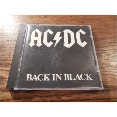 En 1980 Back In Black a été le 3 ème album le plus vendue du monde .
Combien de million d' albums a été vendu ?