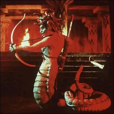 Je suis le masque de Méduse, la seule gorgone mortelle, je suis né de sa mort, survenue par l'épée de Persée. Quelle déesse portera ce masque sur son bouclier ?