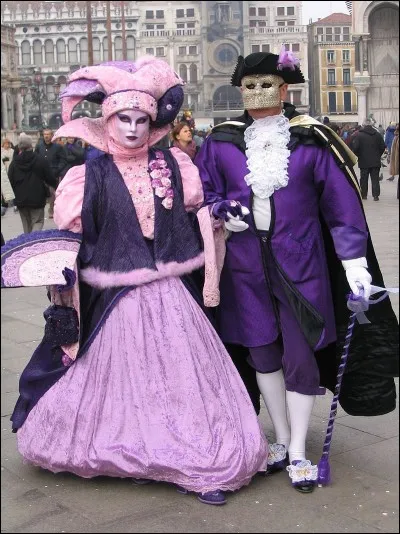 Je suis parmi les nombreux masques du célèbre carnaval de Venise, qui existe depuis le Xème siècle. Quel est le nom que porte là-bas le masque blanc, typique du carnaval ?