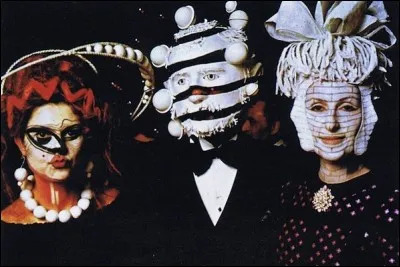 Je suis le masque du bal surréaliste donné en 1972, par l'aristocratie française. Un grand artiste a participé à l'élaboration de cet événement mondain, lequel ?