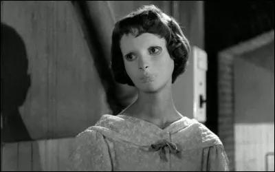 Je suis le masque de Christiane, qui a été défigurée lors d'un accident. Son père, chirurgien, va jusqu'à l'outrance pour tenter de lui donner à nouveau un visage. Quel est ce film de 1960, avec Pierre Brasseur, qui reste impressionnant ?