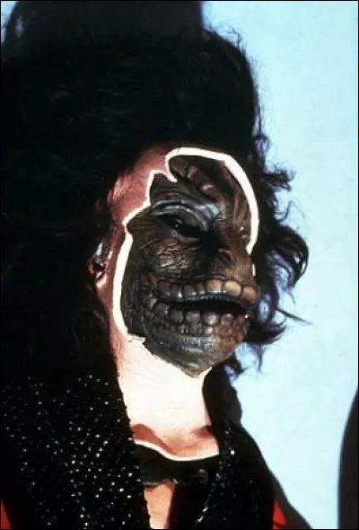 Je suis le masque que portent ces envahisseurs mangeurs de souris, venus sur Terre sous couvert de diplomatie. Quel est le masque qu'ils portent ?