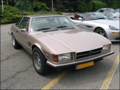 Quelle est cette voiture des années 1980 ?