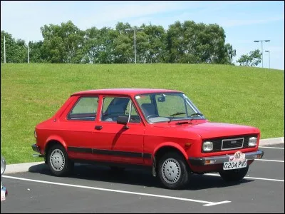 Quelle est cette voiture des années 1980 ?