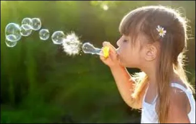 Les enfants-bulles (ou bébé-bulle pour les plus jeunes) sont des personnes dont les défenses immunitaires sont fortement affaiblies, voire inexistantes, si bien qu'elles doivent être placées dans une bulle pour leur protection immunitaire. Vrai ou faux ?