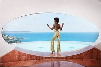 Où se trouve le palais Bulles de Pierre Cardin ?