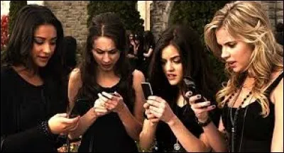 Quel a été le tout premier message de A- adressé à toutes les filles ?