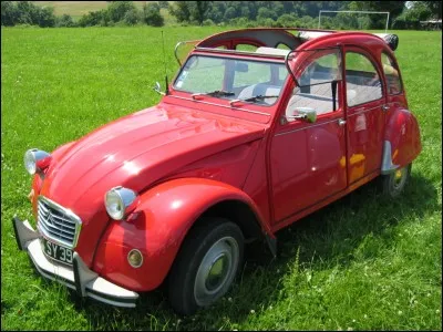 Avec mon grand-père, nous sommes allés en haut du Ballon d'Alsace en 2CV. Tout le monde nous regardait ; j'avais l'impression d'être une ...tar !