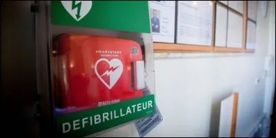 Un adulte présente devant vous un arrêt cardiaque dans un lieu où il y a un défibrillateur semi-automatique. Quelles sont les trois actions prioritaires à mettre en place ?