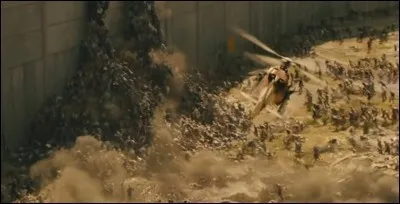 Tu/nous es/sommes dehors cach&eacute;(es), bougeant en silence :