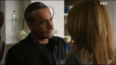 Marquand donne quelques infos à Alice sur son passé ; en quelle année a-t-elle quitté Paris ?