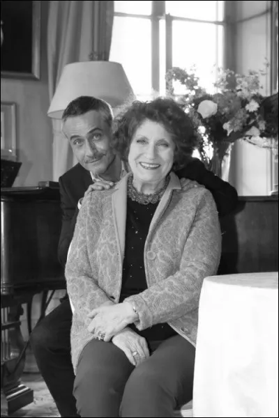 Quelle est la couleur du collier que porte "Maman Marquand" ?