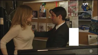 Dans l'épisode "Chut", Quelle est l'affiche située derrière Victor ?