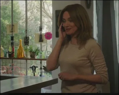 Au début de cette scène, avec qui Alice est-elle au téléphone ?