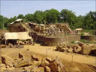 Chantier de reconstruction d'un château fort médiéval.