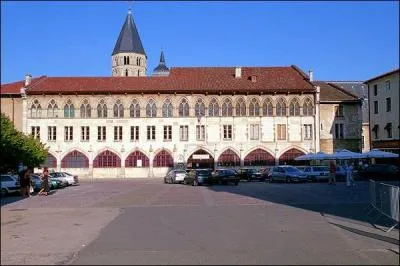Abbaye bénédictine fondée en 909.