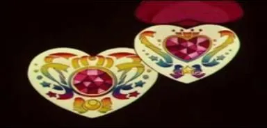 Regardez bien ces deux broches. Laquelle appartient  Sailor Chibi Moon ?