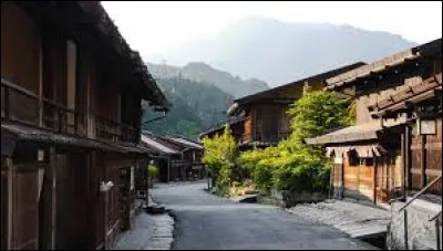 Dans les années 1950, les habitants de Tsumago ont décidé de restaurer les bâtiments historiques. Tsumago, est-ce un village ou une ville ?