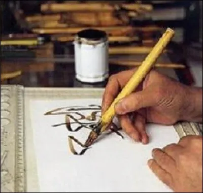 Quel était l'outil employé pour l'écriture cunéiforme sur les tablettes d'argile ?