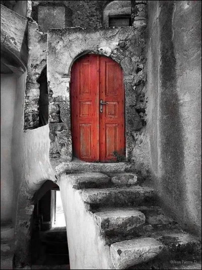 Quel héros de la mythologie est parvenu à aller aux enfers et à en revenir par une porte d'ivoire, celle des "Songes Trompeurs" ?