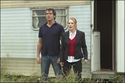 Le regard ahuri de Pierce Brosnan et Julianne Moore se tourne vers qui ou quoi ?