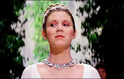 Un très beau regard en coin, espiègle, pour la Princesse Léia, au terme du premier film de la saga. Qui ou que regarde-t-elle ?