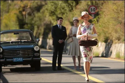 Nicole Kidman marche d'un bon pas, pourvue d'un panier, en regardant devant elle quoi donc ?