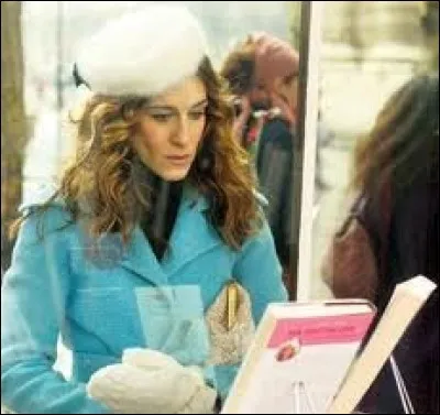Sarah Jessica Parker est immobile devant une vitrine. Que regarde-t-elle ?