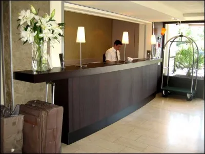 Dans l'hôtel, nous avons eu un merveilleux accue... de la part du majordome.