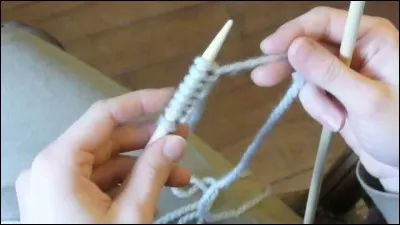 Mon grand-p&egrave;re m'apprend comment tisser avec des aigu...s sans se couper.