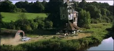 La maison familiale des Weasley s'appelle la Cabane hurlante.