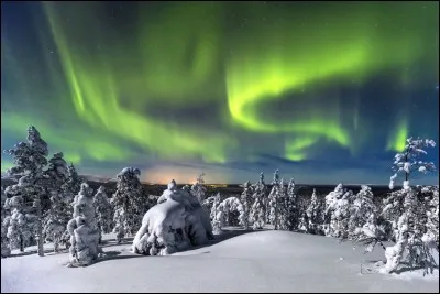 Il y a du rouge sur le drapeau de la Finlande.