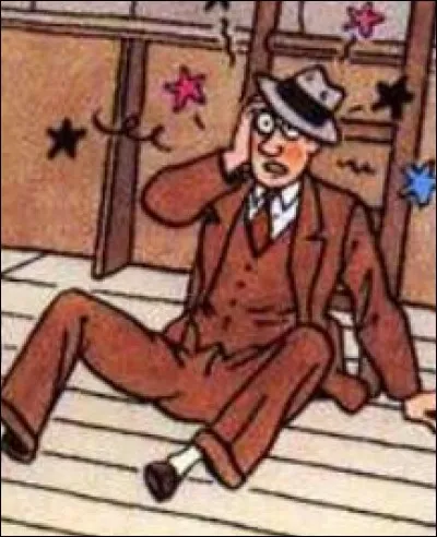 Dans le même album, quel est le nom du journaliste qui se casse la figure en loupant un échelon ?