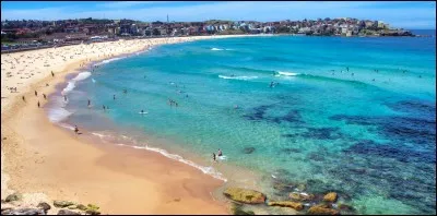 Près de quelle ville se trouve Bondi Beach ?