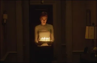 C'est l'actrice Nicole Kidman qui am&egrave;ne au salon un beau g&acirc;teau d'anniversaire. Elle porte ici les cheveux tr&egrave;s courts, et fonc&eacute;s, et est sur le point de se marier, quand un petit gar&ccedil;on entre dans sa vie... Quel est ce film &eacute;trange ?