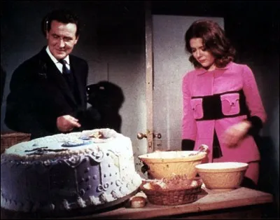 Il y avait assez peu d'&eacute;v&eacute;nements personnels pr&eacute;sents dans les &eacute;pisodes de Chapeau melon et bottes de cuir, comme les anniversaires, en ce qui concerne Emma. Si ce n'est l'&eacute;pisode culte dans lequel elle h&eacute;rite d'une maison, et celui bien s&ucirc;r qui acheva la pr&eacute;sence de l'actrice Diana Rigg dans la s&eacute;rie, dans lequel elle... ?