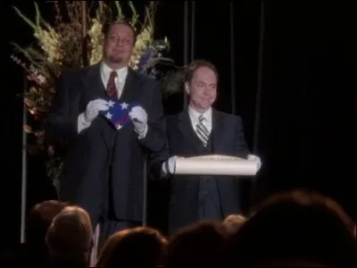 Les deux personnages de l'illustration sont sur sc&egrave;ne, &agrave; la Maison-Blanche, et assurent le spectacle pour l'anniversaire de la fille cadette du Pr&eacute;sident Bartlett (S&eacute;rie A la Maison-Blanche). Un scandale va survenir, lequel ?