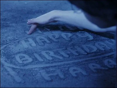 Harry Potter est contraint, faute d'&ecirc;tre f&ecirc;t&eacute; en famille, de se dessiner un g&acirc;teau d'anniversaire dans la poussi&egrave;re du sol. Les courriers invitant Harry &agrave; rejoindre l'&eacute;cole de magie de Poudlard arrivent alors qu'il atteint quel &acirc;ge &agrave; f&ecirc;ter ?