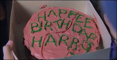 Voici le tout premier gâteau d'anniversaire qu'aura jamais connu Harry Potter, placé bébé (car orphelin) chez la soeur de sa mère qui le traite en paria. Qui lui offre son premier gâteau ?