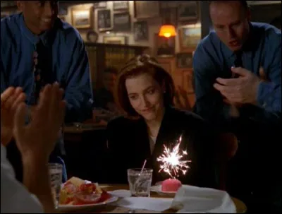 Eh oui, m&ecirc;me Scully et Mulder f&ecirc;taient parfois les anniversaires. Ici, c'est celui de Dana Scully, et Mulder lui offre un cadeau bien particulier, lequel ?
