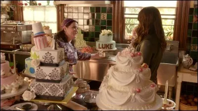 Gilmore girls est une s&eacute;rie o&ugrave; les f&ecirc;tes ne manquent pas, dont les f&ecirc;tes d'anniversaire, et les g&acirc;teaux et d&eacute;corations sont toujours g&eacute;ants et color&eacute;s. On voit ici la cuisine de l'auberge dirig&eacute;e par Lorelei, qui porte le nom de... ?