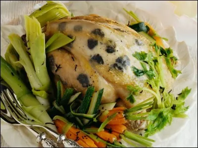 Je vous présente un mets dont je me délecte ! C'est la poularde demi-deuil. Quels champignons sont indispensables à sa confection ?