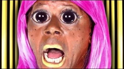 Qui chante "Super Bass" ?