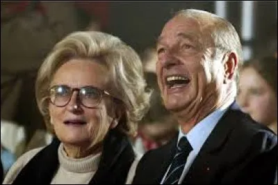 Jacques Chirac adore les forterresses dont il explore le font pendant que Bernadette agite ses pièces jaunes au coin du feu.