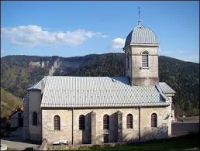 Voici l'église Saint-Sébastien de Belleydoux. Village d'Auvergne-Rhône-Alpes, il se situe dans le département ...